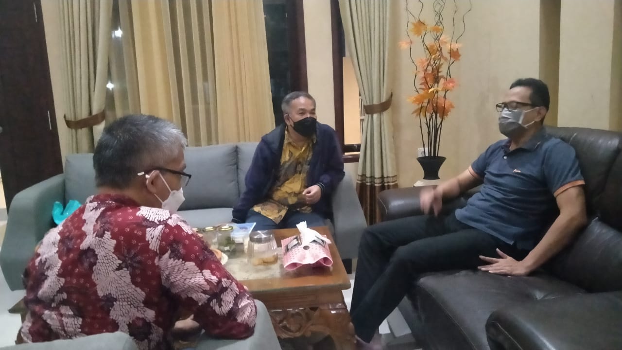 Penulis bersama pakar komunikasi dan motivator Dr Aqua Dwipayana (tengah) bersilaturahim ke Guru Besar Fikom Unpad Prof Dr Drs Atwar Bajari, MSc (kanan) di kediamannya di kawasan Manglayang, Bandung, Jawa Barat.