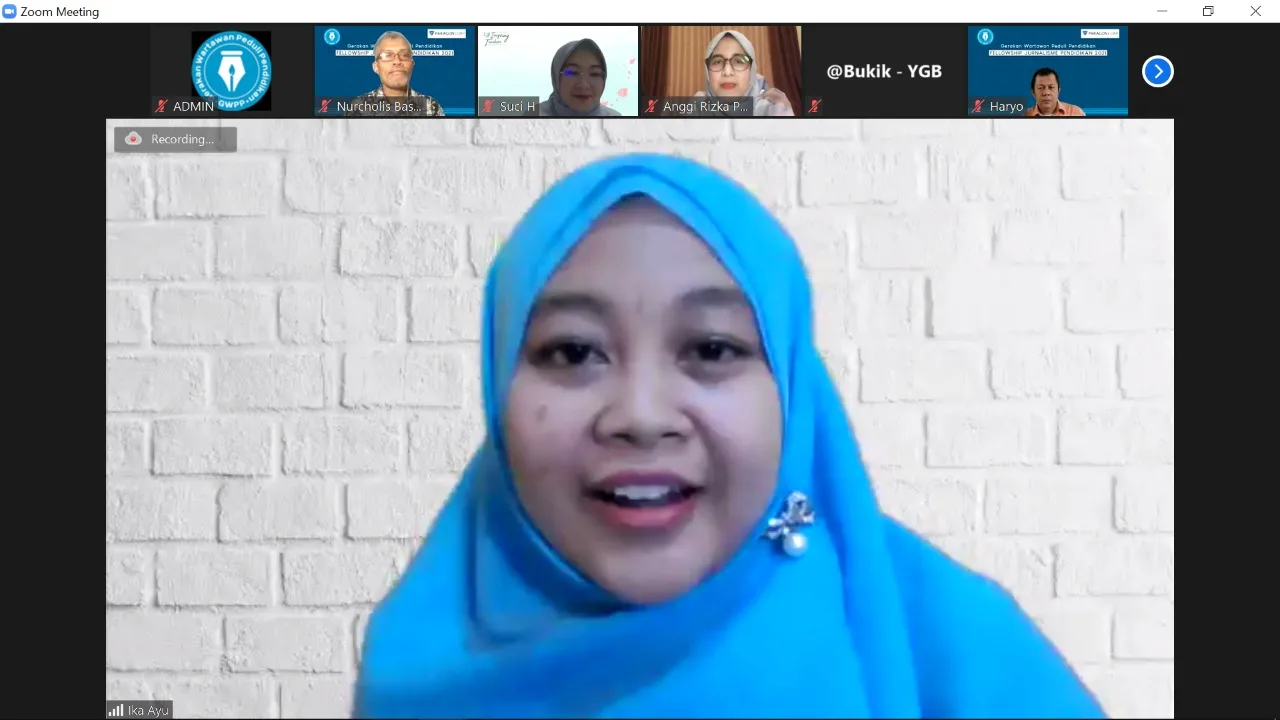 Ika Ayu Pratiwi saat membagikan pengalamannya mengembangkan media pembelajaran.