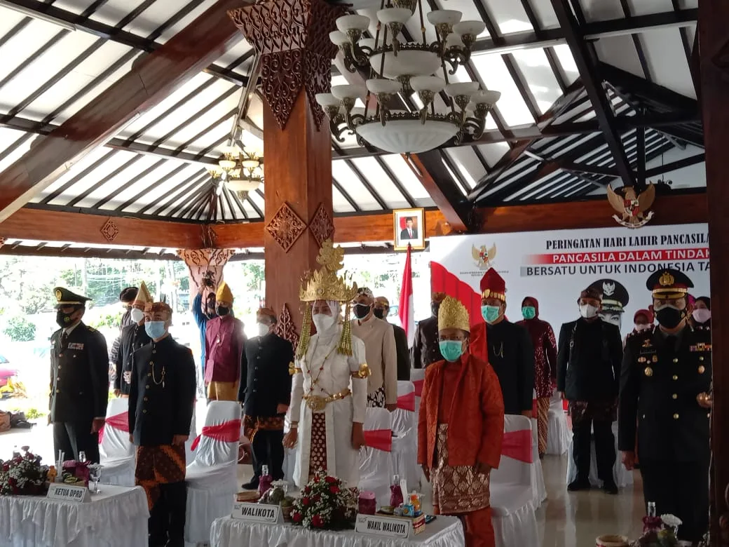 Pancasila - Peringati Hari Lahirnya Pancasila, Forkopimda Batu Warnai Upacara Virtual dengan Pakaian Adat