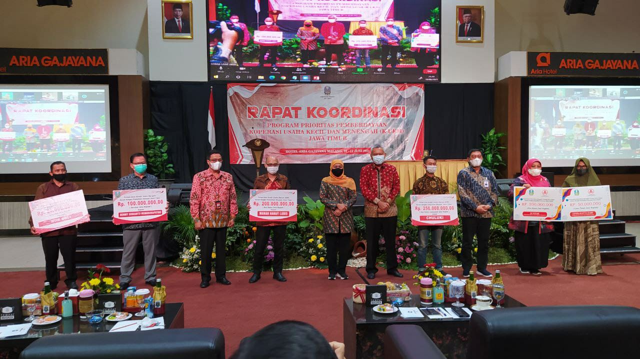 Gubermur Jawa Timur Khofifah Indar Parawansa saat Rakor Program Prioritas Pengembangan Koperasi dan UKM Se-Jatim di Malang, Kamis (10/6/2021). Foto/Azmy