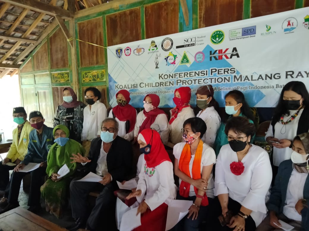 Konferensi pers Koalisi Children Protection Malang Raya yang juga dihadiri Ketua Komnas PA, Arist Merdeka Sirait. foto/M Sholeh