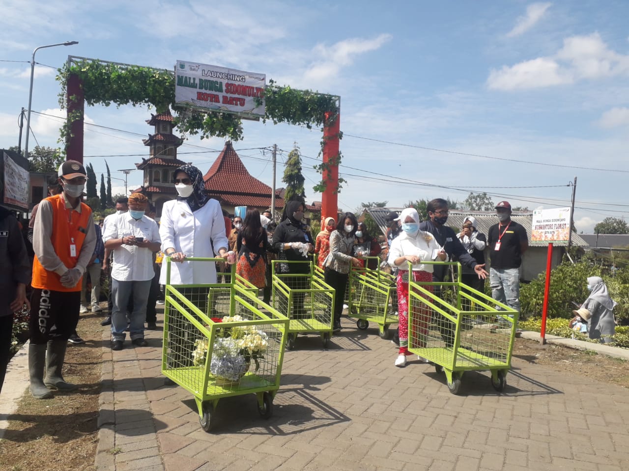 Wali Kota Batu, Dewanti Rumpoko meresmikan Mal Bunga Sidomulyo. Foto Sholeh.