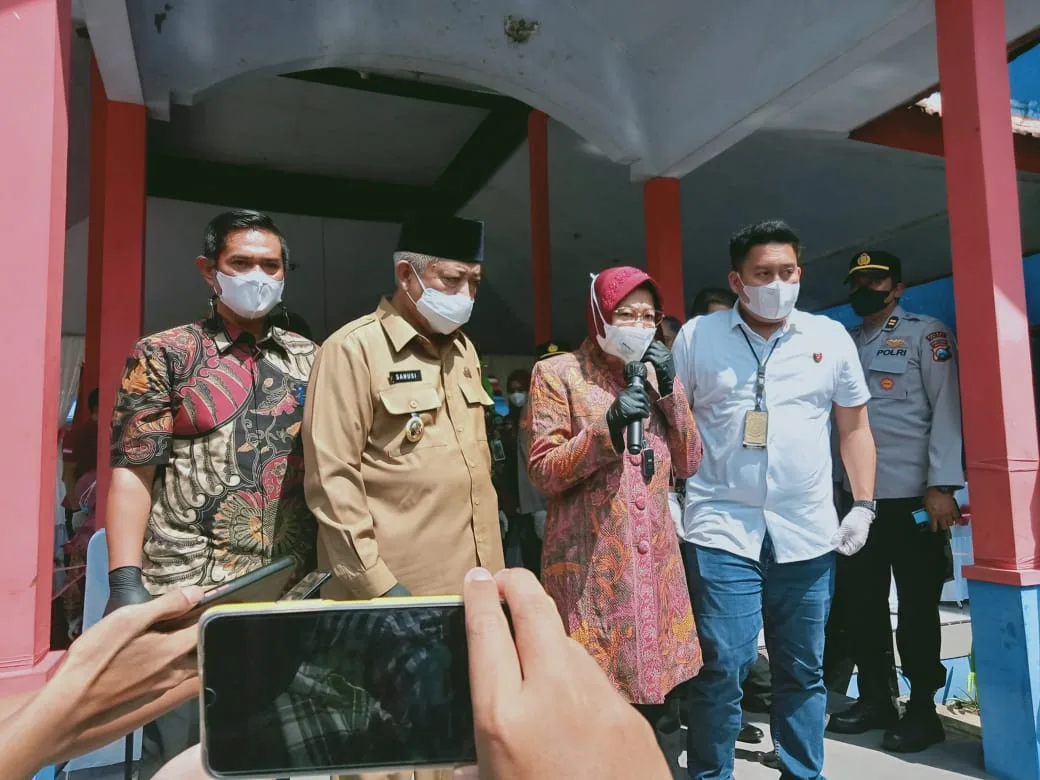 Dari kanan ke kiri: Kasatreskrim Polres Malang AKP Donny Baralangi, Mensos Tri Rismaharini, Bupati Malang Muhammad Sanusi. Foto/Rizal.