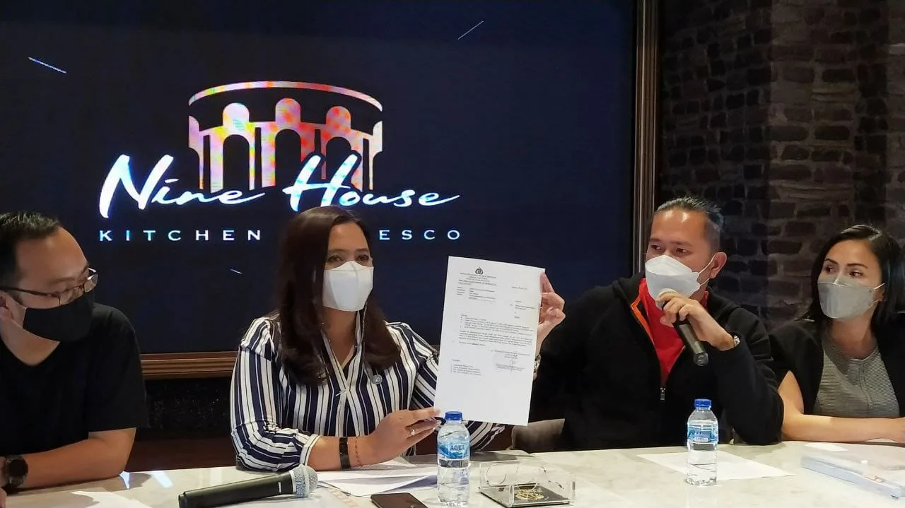 Manajemen The Nine House, Chandra Yudasswara didampingi 2 orang kuasa hukum (perempuan) menunjukkan bukti pelaporan dugaan penggelapan uang perusahaan oleh pegawai, Selasa (29/6/2021). Foto/Azmy.