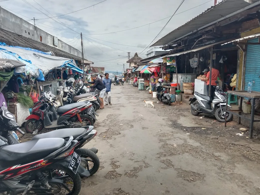 1.200 pedagang Pasar Besar Kota Batu yang akan direlokasi. Foto: Sholeh.
