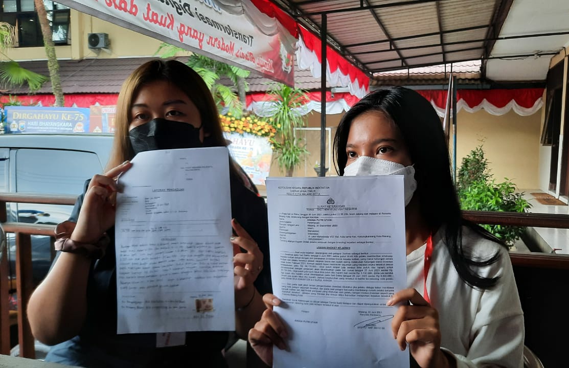 2 korban arisan fiktif @arisancuanmalang usai melaporkan kasus penipuan di Mapolresta Malang Kota, Rabu (30/6/2021). Foto/Azmy