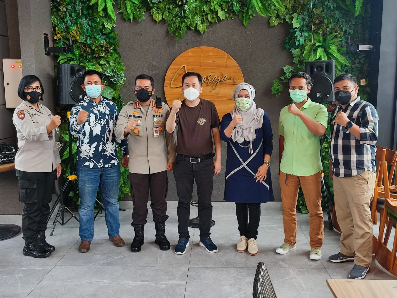 Kapolresta Malang Kota, Kombes Pol Leonardus Simarmata menerima cinderamata apresiasi dari Grup Pengaduan Layanan Publik Kota Malang, Rabu (16/6/2021). Foto/Humas Polresta Malang Kota
