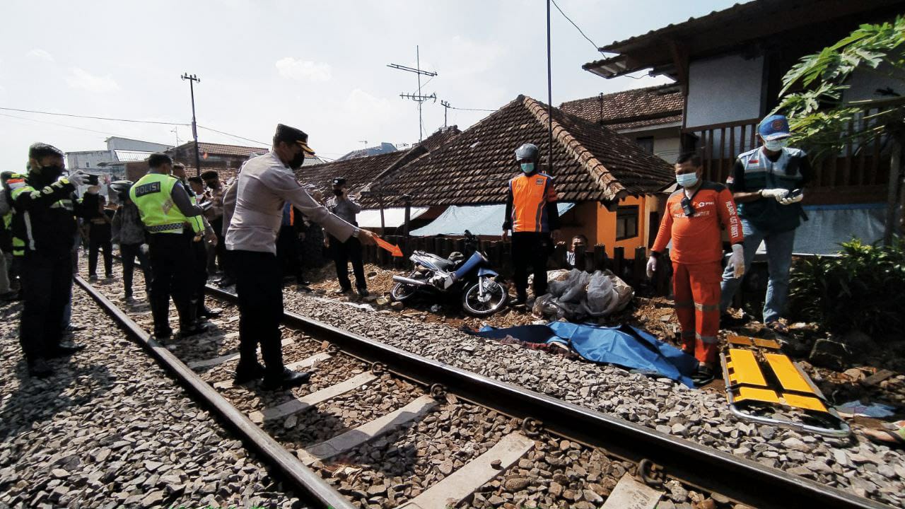 Situasi lokasi kejadian di persimpangan rel KA tanpa palang pintu di Kotalama, Kota Malang yang menewaskan 1 orang pengendara. Foto/Azmy