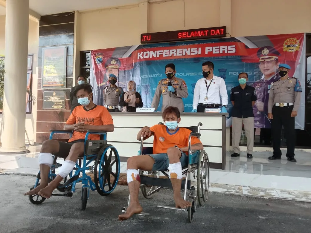 Kapolres Batu, AKBP Catur Wibowo, saat mengungkap kasus pencurian di Mapolres Batu. Foto: Sholeh.