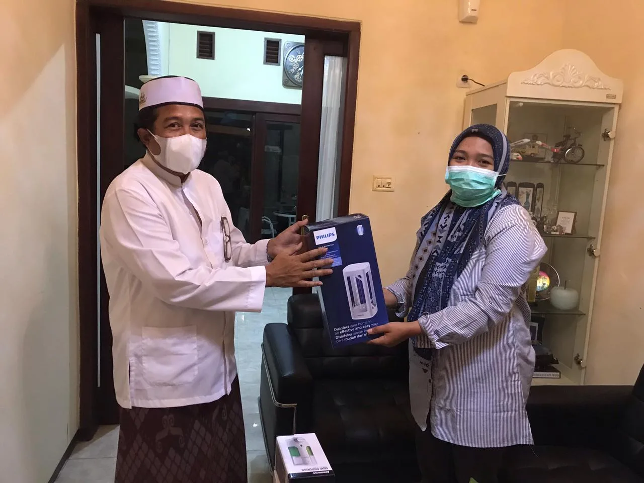 Penyerahan Alat-Alat Prokes dari Tim UIN Mengabdi ke Takmir Masjid Al-Hidayah.