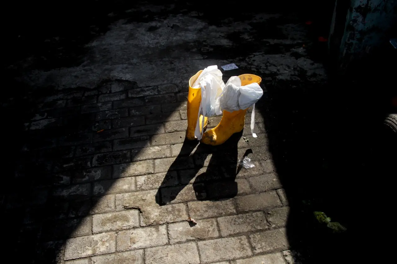 Sepatu boots dan APD milik para petugas pemulasaraan jenazah Covid-19 tengah dikeringkan dengan bantuan alam sinar matahari. (Foto: Rubianto/Tugu Malang/Tugu Jatim)