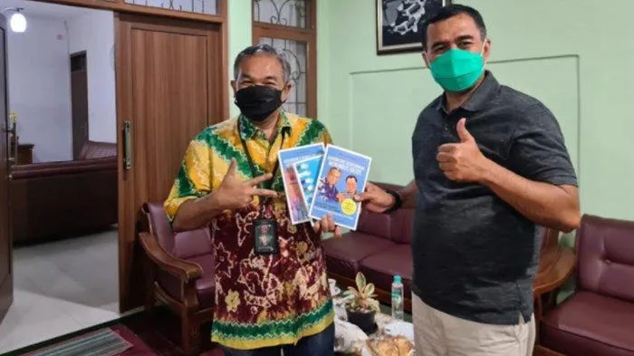 Pakar Komunikasi dan Motivasi, Dr Aqua Dwipayana bersamaKomandan Sekolah Calon Perwira Angkatan Darat (Secapa AD) Mayjen TNI Ferry Zein. Foto: dok.