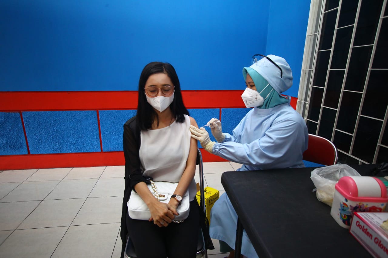 Petugas melakukan vaksinasi Covid-19 untuk warga yang mengurus SIM sampai SKCK. Foto: Rubianto (Tugu Malang)