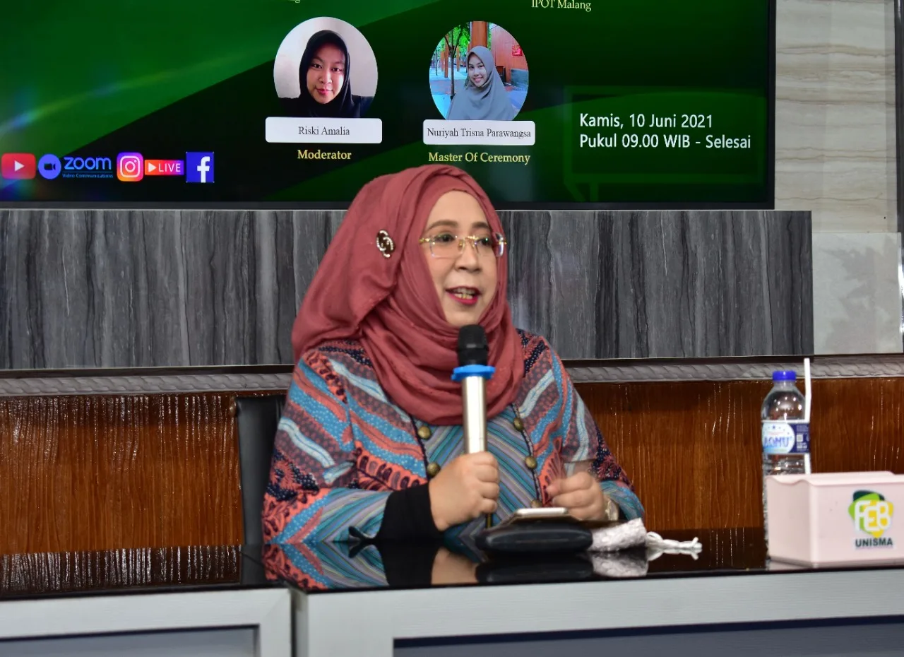 Dekan FEB Unisma, Nur Diana, saat memberikan sambutannya di Sekolah Pasar Modal. Foto: dok.