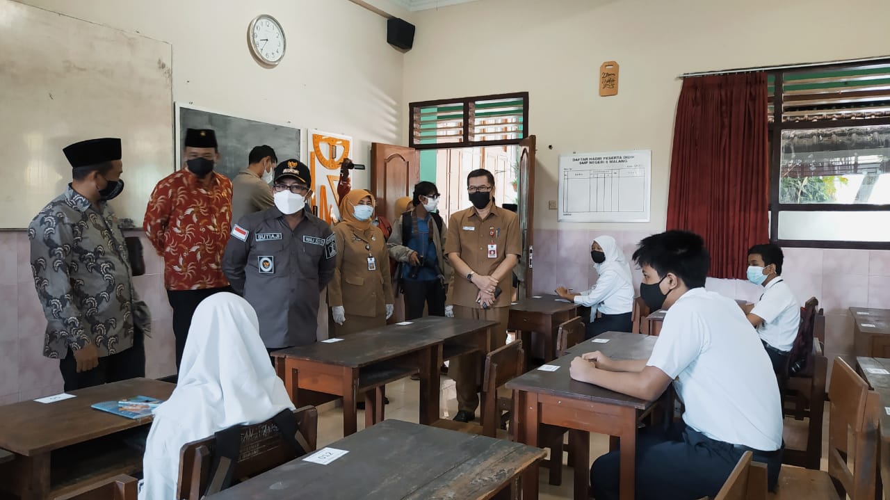 Wali Kota Malang Sutiaji saat meninjau proses uji coba sekolah tatap muka di SMP Negeri 6 Malang, Foto/Azmy