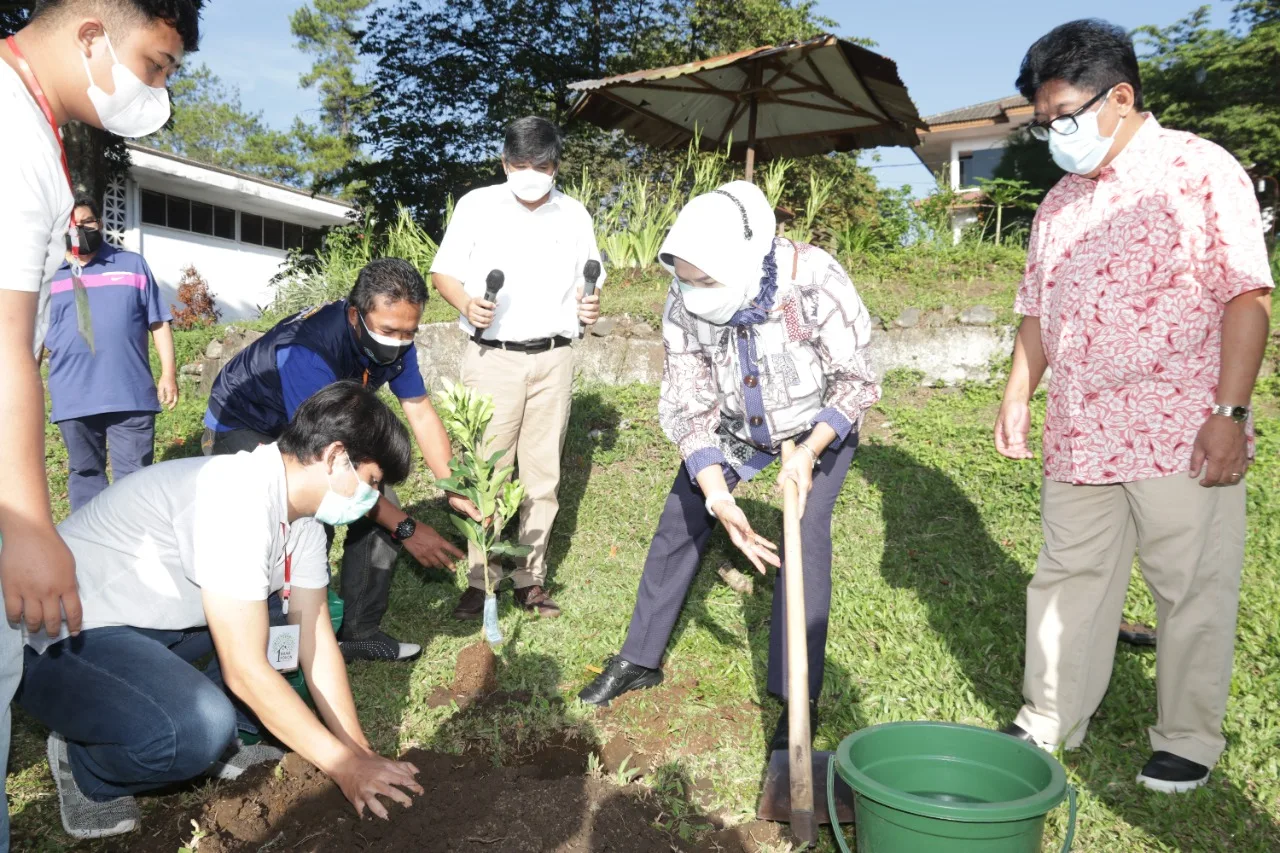 Wali Kota Batu, Dewanti Rumpoko menanam bibit pohon dalam gerakan Tanam 1 Nama 1 Pohon (Diskominfo Kota Batu)