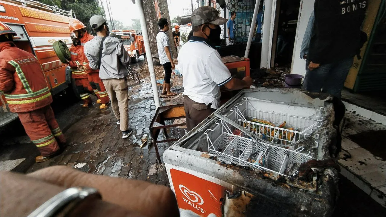 Nenek Marsinah Terjebak dalam Kebakaran di Toko Kelontong Depan Polsek Kedungkandang