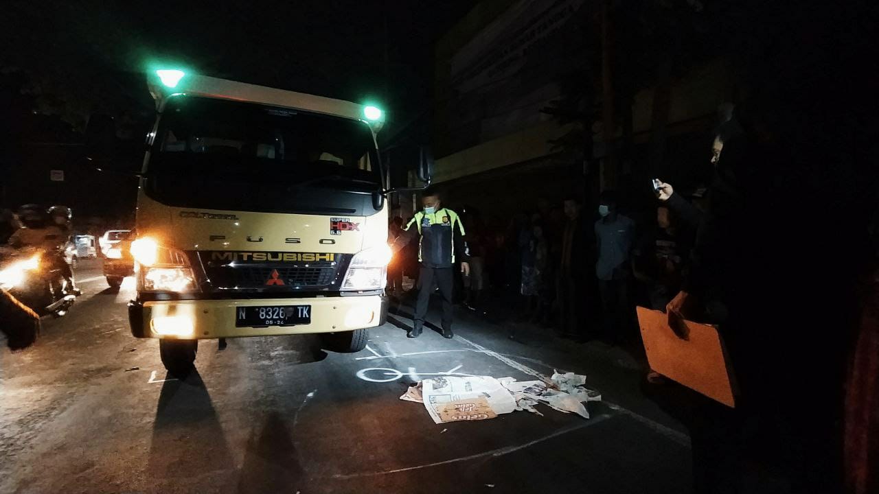 Proses evakuasi dan olah TKP di lokasi kejadian oleh petugas Unit Laka Polresta Malang Kota, Jumat (5/6/2021). Foto/Azmy
