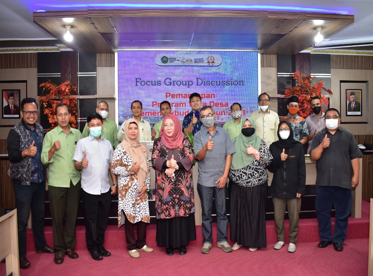 Dekan FEB Unisma Nur Diana (tengah) bersama Iwan Suwongso, narasumber dan panitia.