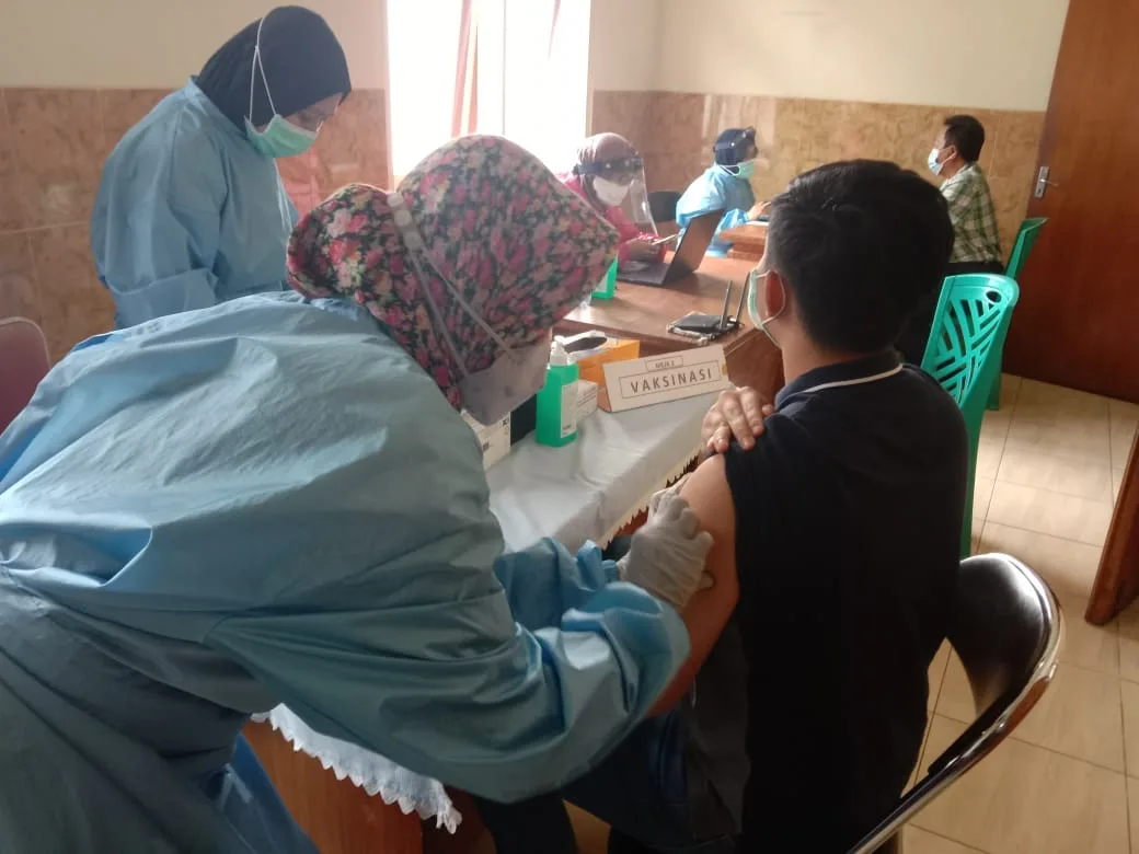Masyarakat Kota Batu menjalani vaksinasi Covid-19 tahap dua Kota Batu. Foto: Sholeh.