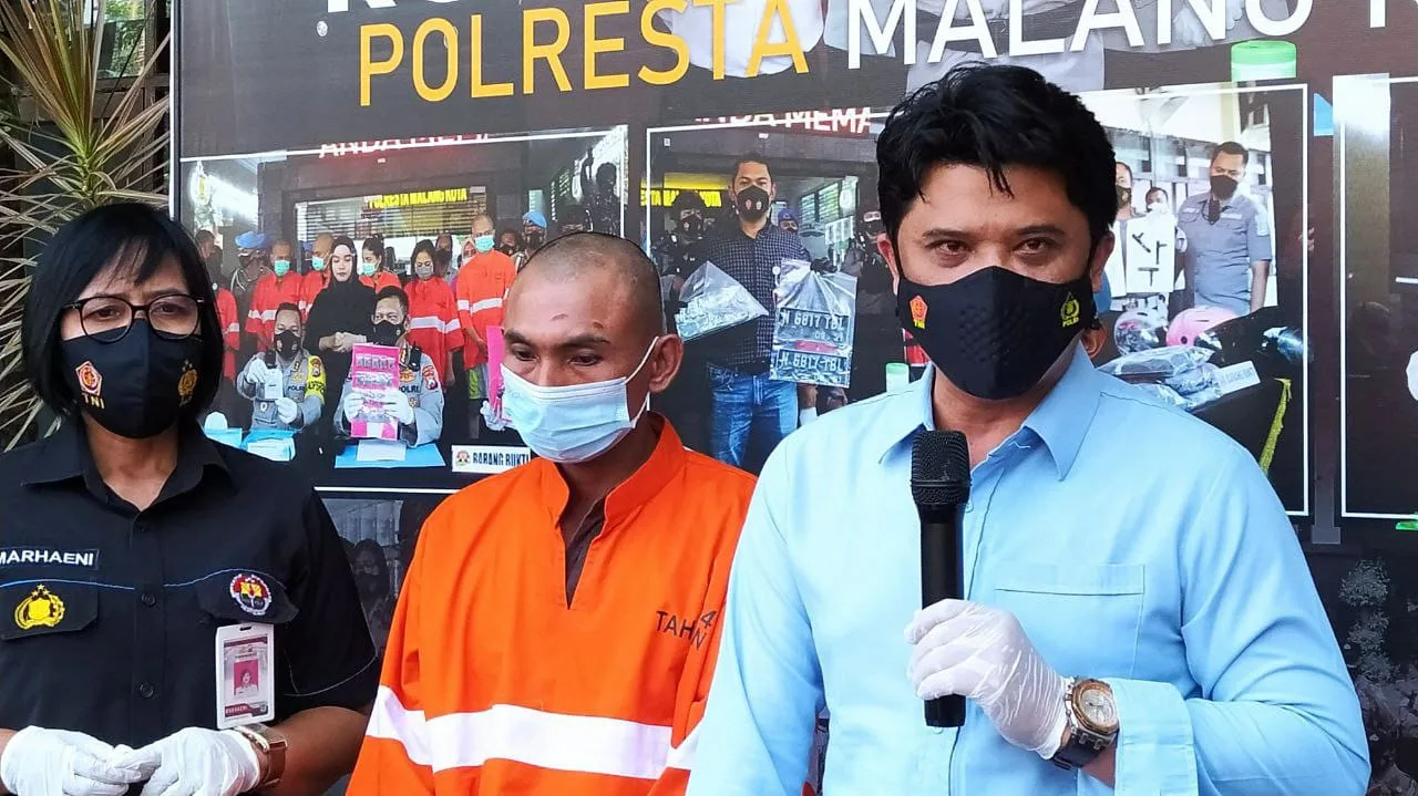 Sudi Hartono (39), tega menusuk mantan istrinya gara-gara rebutan hak asuh anak kini digunduli dan ditangkap polisi. Foto/Azmy.