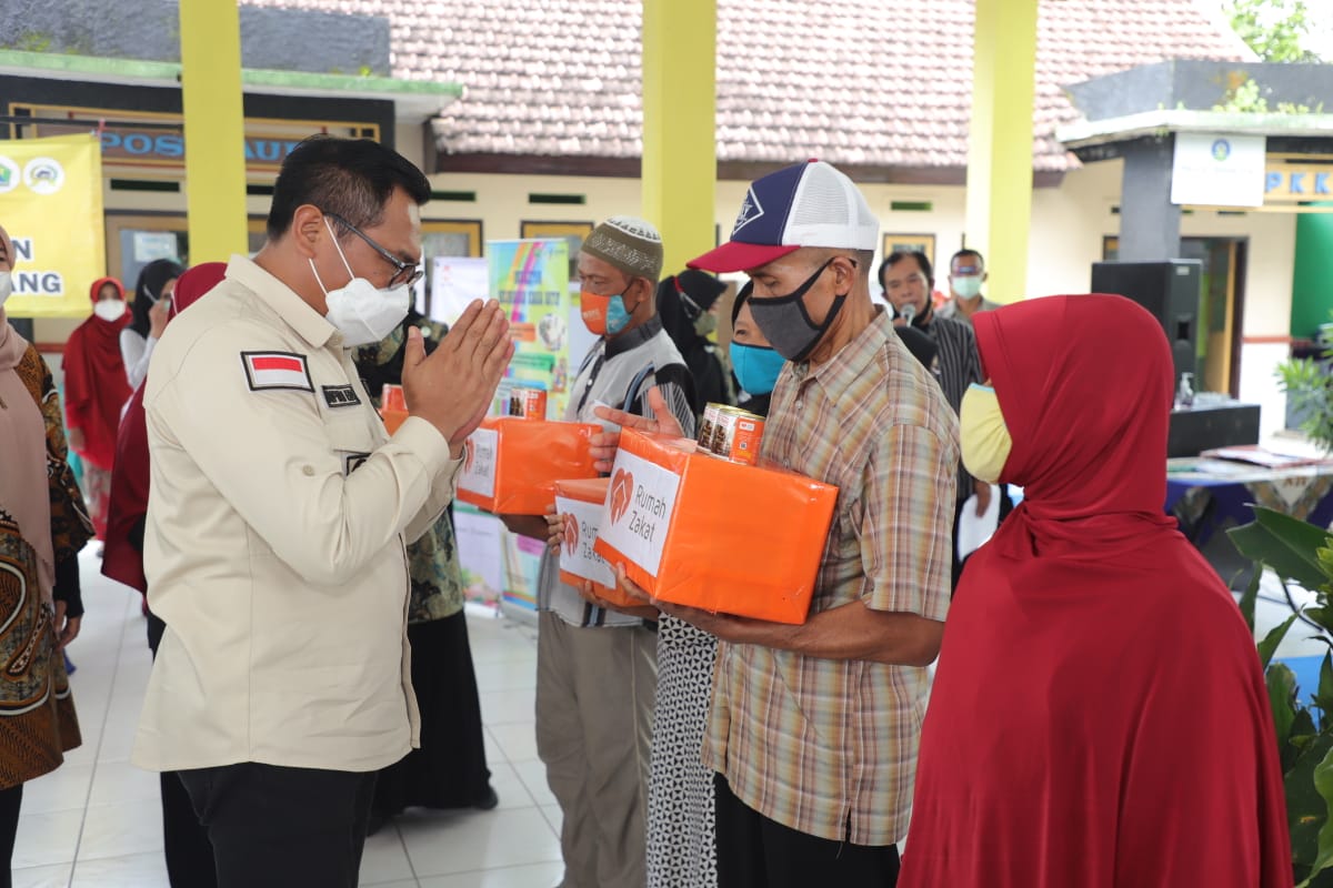Wakil Wali Kota Malang Sofyan Edi Jarwoko (kiri) saat memberikan bantuan pada lansia di Kota Malang / dok