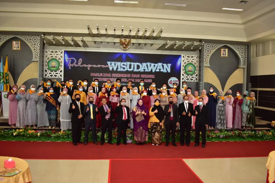 Dekan FEB UNISMA Lepas Wisudawan Secara Luring dan Daring