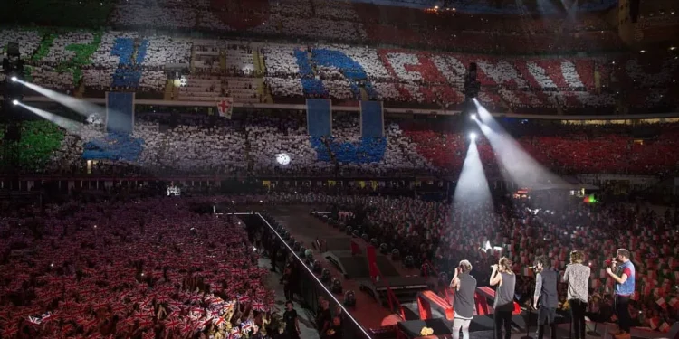 One Direction tampil bersama dalam suatu acara/tugu malang