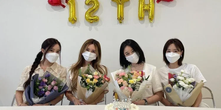T-ara sedang merayakan 12 tahun debut mereka/tugu malang
