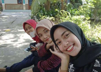 Caption : Ulya (depan), saya (tengah), dan Mila (belakang) saat hendak menuju rumah Mila di Kecamatan Soko, Kabupaten Tuban.