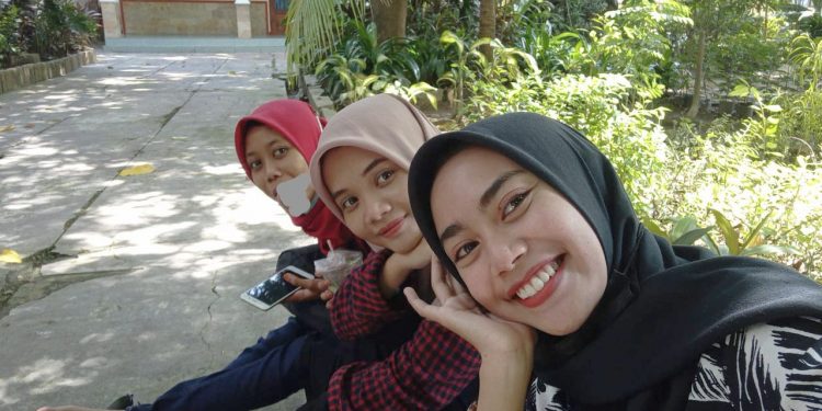 Caption : Ulya (depan), saya (tengah), dan Mila (belakang) saat hendak menuju rumah Mila di Kecamatan Soko, Kabupaten Tuban.