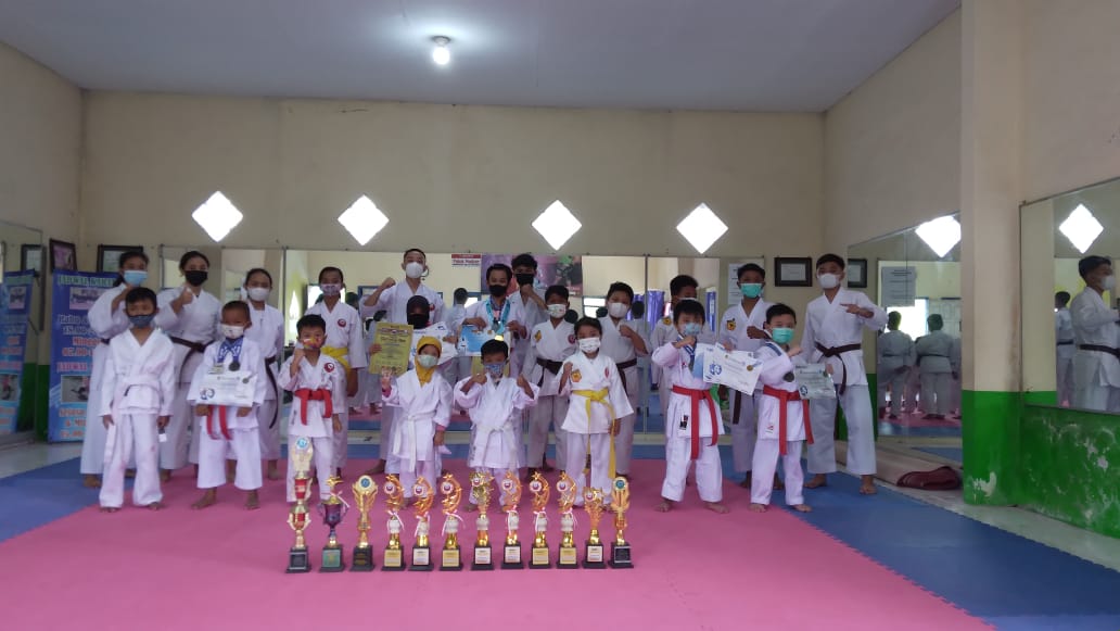 Atlet karate Dojo Mergosono Karate Club membawa prestasi merupakan bagian dari Inkado Kota Malang. Foto: Feni.