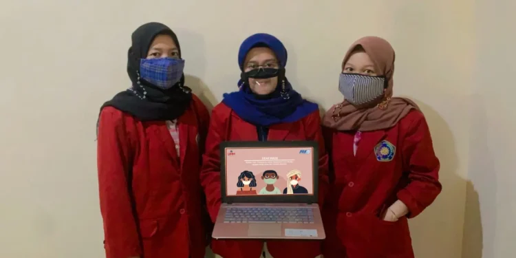 Mahasiswa UMM pencipta masker khusus bagi tuna rungu. Foto: Humas UMM