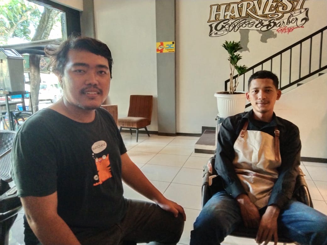 Silaturahmi Rizal Adhi Pratama bersama Lambang Sutejo, seorang barista yang membuka kafe di daerah Pulosari, Kota Malang.
