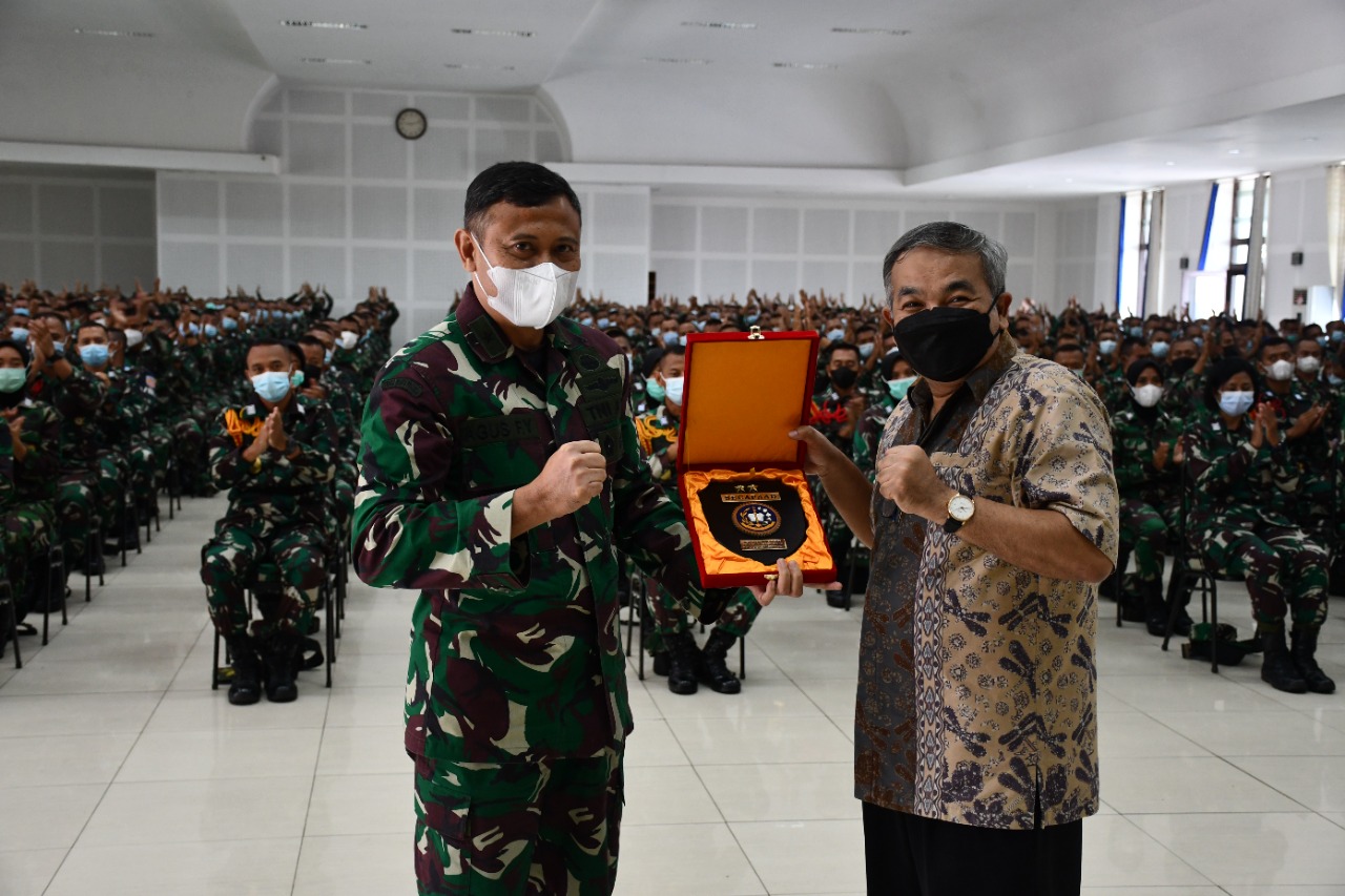 Dr Aqua Dwipayana menerima plakat dari Direktur Pendidikan Secapa AD Brigjen TNI Agus Firman Yusmono sebagai kenang-kenangan. Foto: dok