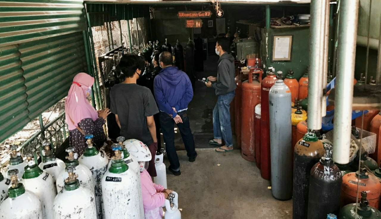 Aktivitas jual beli tabung gas oksigen di salah satu agen di Malang. Ketersediaannya mulai langka dan harganya melambung tinggi. Foto: Ulul Azmy