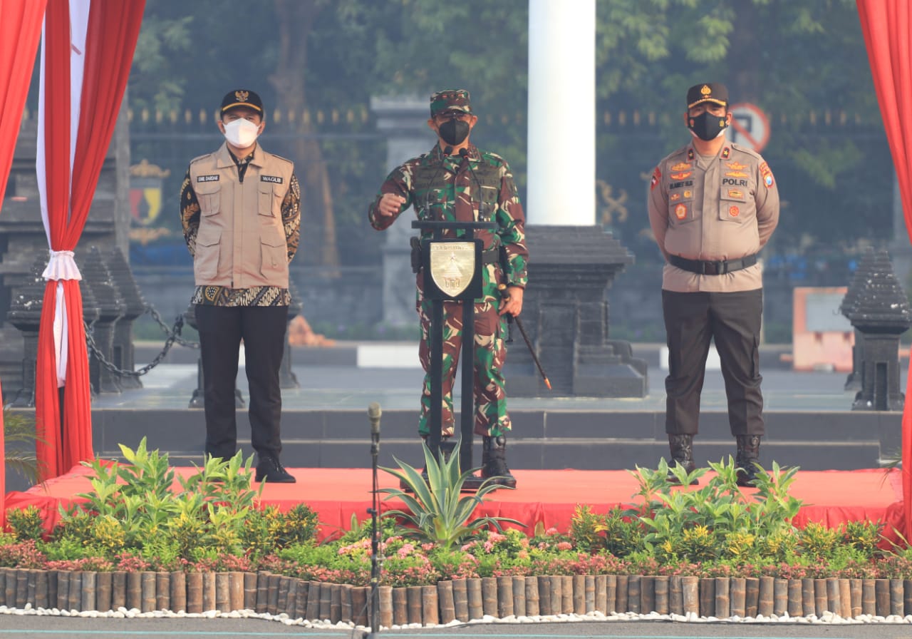 Apel Gelar Pasukan dalam rangka pelaksanaan PPKM Darurat di wilayah Jawa Timur, di Lapangan Mahkodam V Brawijaya, pada Jumat (02/07/2021) pagi. Foto: Humas Polres Malang
