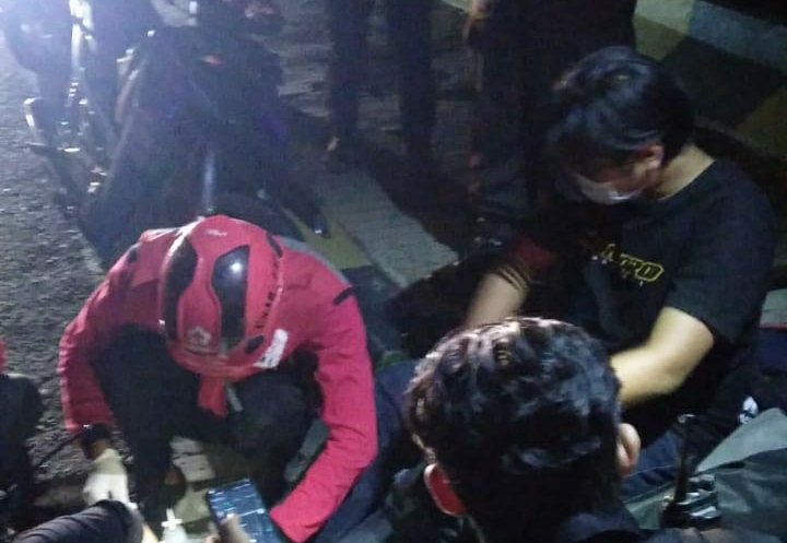 Proses evakuasi korban yang terjatuh ke jurang sedalam sekitar 7 meter di Jembatan Soekarno Hatta Kota Malang, pada Senin (5/7/2021) dini hari. Foto: dok RJT