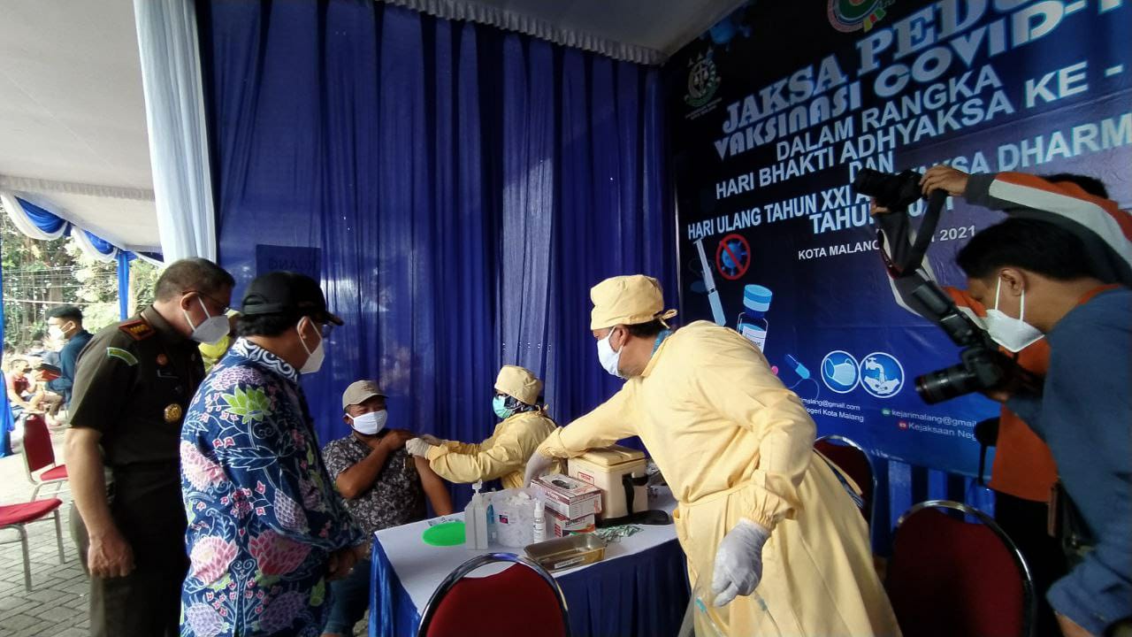 Wali Kota Malang, Sutiaji, bersama Kepala Kejari Kota Malang, Andi Darmawangsa, meninjau pelaksanaan vaksinasi Jaksa Peduli, pada Kamis (8/7/2021). Foto: Ulul Azmy