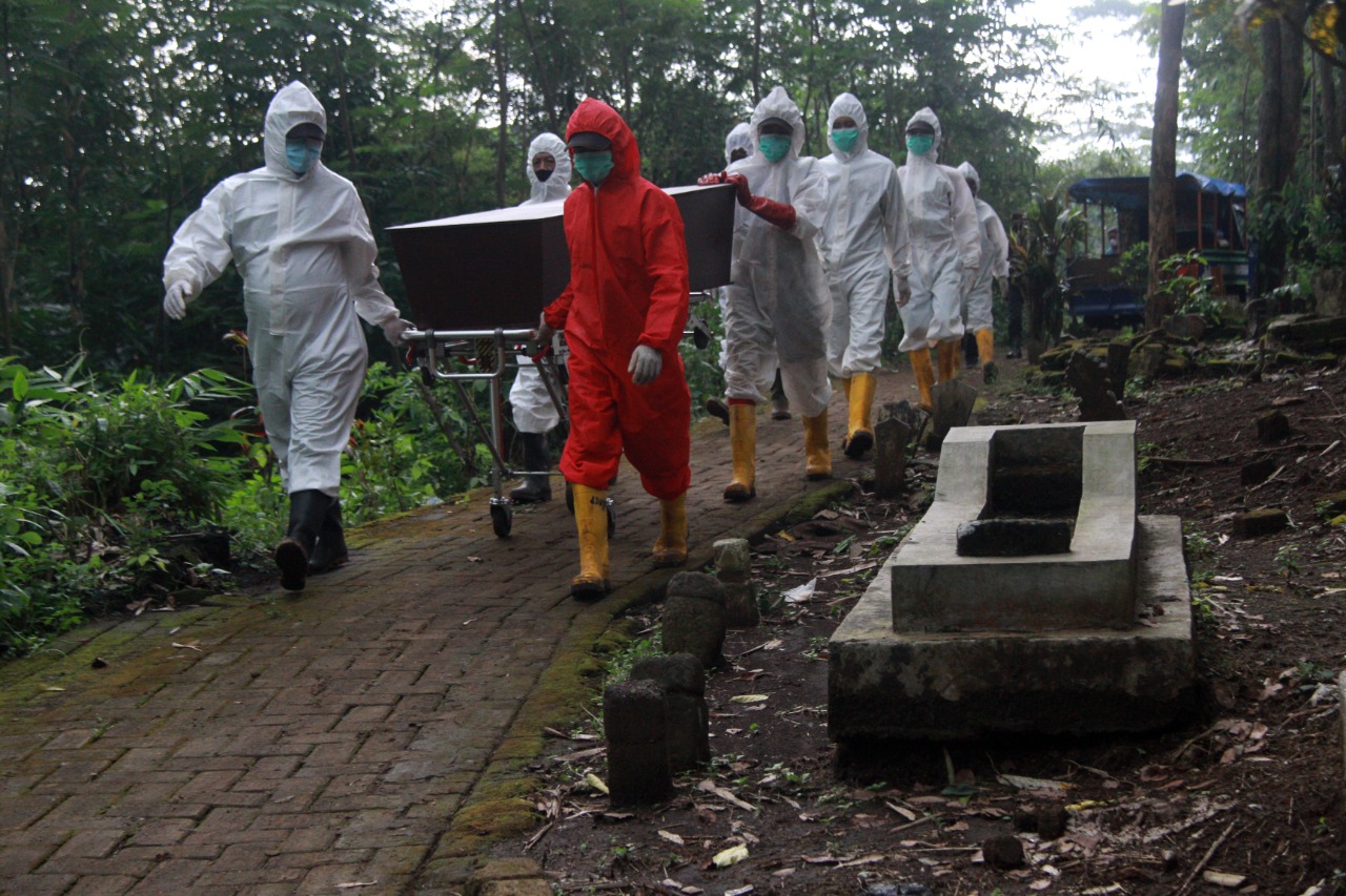 Petugas pulasara jenazah di Kota Malang. Foto: Rubianto