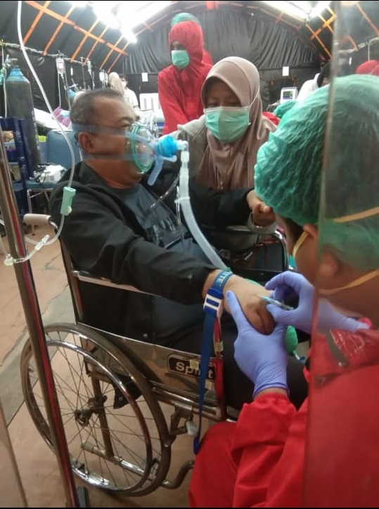 Cucun Mansur di kursi roda di tenda Rumah Sakit Primasatya Husada Citra Surabaya. Foto: dok