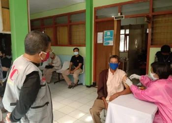 vaksin - Kartu Vaksin Dijadikan Syarat Mobilitas, Masyarakat Mulai Berburu Vaksin COVID-19