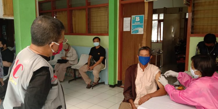Wakil Wali Kota Batu, Punjul Santoso, meninjau pelaksanaan vaksinasi masyarakat umum. Foto: M Sholeh