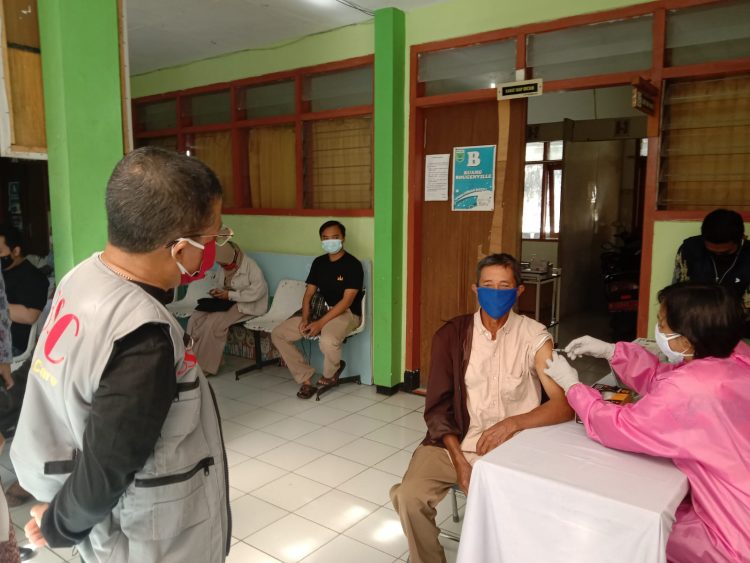 Wakil Wali Kota Batu, Punjul Santoso, meninjau pelaksanaan vaksinasi masyarakat umum. Foto: M Sholeh