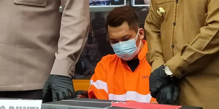 Bos Nine House, Jefrie Permana, terduduk di kursi roda dan berbaju tahanan kini bebas setelah polisi mengeluarkan SP 3. Foto: Ulul Azmy