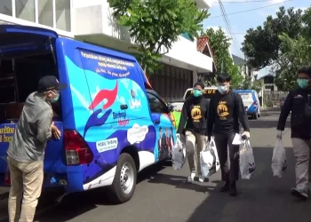 UMM Bagikan Paket Sembako untuk Pasien Isoman