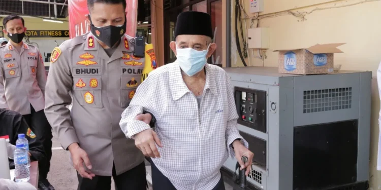 Sesepuh habaib di Jatim, yakni Al Habaib Abdullah bin Sholih Muhammad, saat menjalani vaksinasi di Polresta Malang Kota. Foto: Humas Polresta Makota