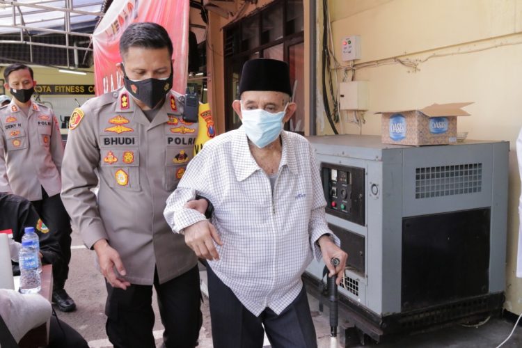 Sesepuh habaib di Jatim, yakni Al Habaib Abdullah bin Sholih Muhammad, saat menjalani vaksinasi di Polresta Malang Kota. Foto: Humas Polresta Makota