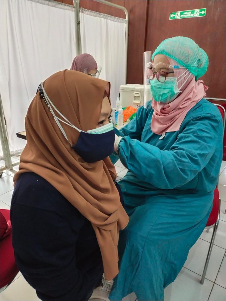 Vaksinasi COVID-19 di Polkesma Malang. Foto: dok