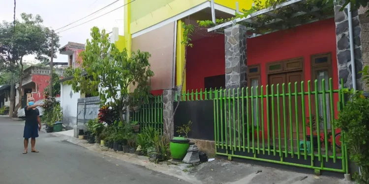 Ketua RT setempat, Pudjo Leksono (58), menunjukkan lokasi rumah 3 bocah yang menjalani isoman tanpa orang tuanya, pada Senin (19/7/2021). Foto: Ulul Azmy